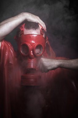 adam kırmızı gaz maskesi