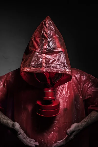 Homme avec masque à gaz rouge — Photo