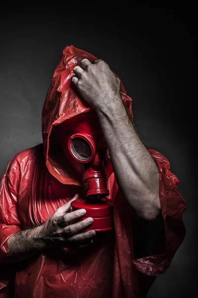 Uomo con maschera antigas rossa — Foto Stock