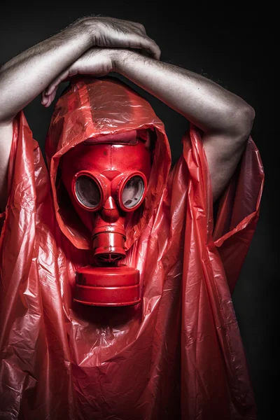 Uomo con maschera antigas rossa — Foto Stock