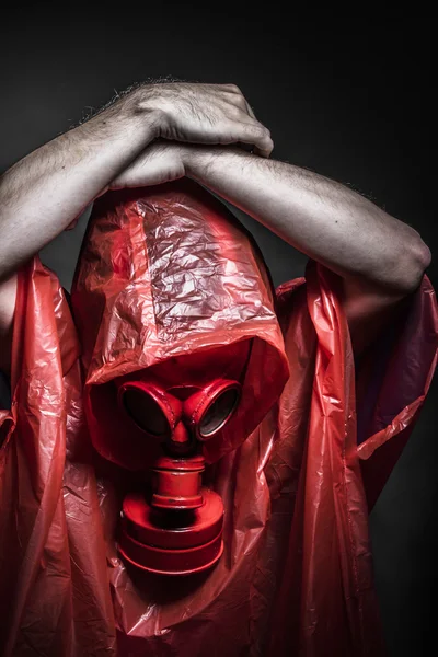 Uomo con maschera antigas rossa — Foto Stock