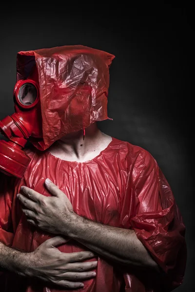 Homme avec masque à gaz rouge — Photo