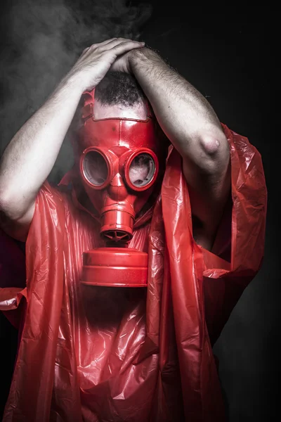 赤の防毒マスクを持つ男 — ストック写真