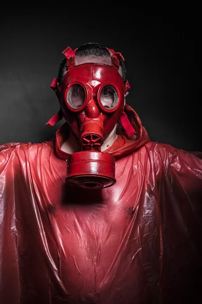 Άνθρωπος με την κόκκινη μάσκα αερίων — Φωτογραφία Αρχείου