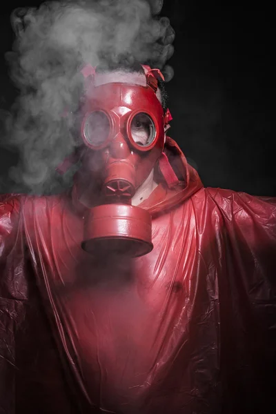 Homme avec masque à gaz rouge — Photo