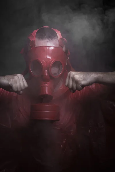 Adam kırmızı gaz maskesi — Stok fotoğraf