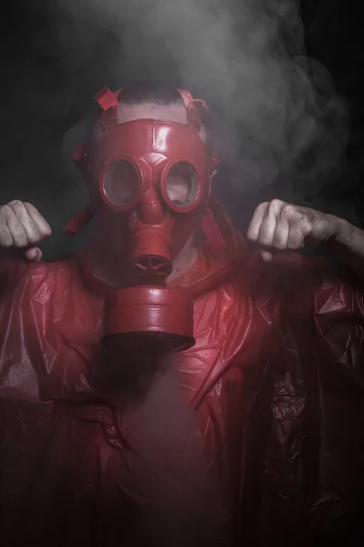 Muž s červeným plynovou masku — Stock fotografie