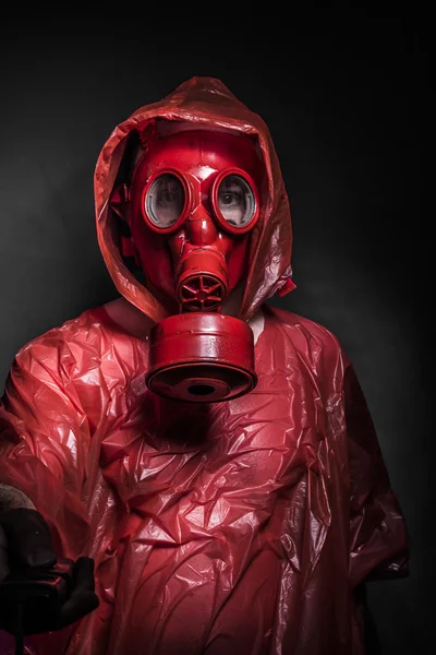Людина з червоною газовою маскою — стокове фото