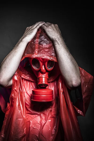 Hombre con máscara de gas rojo — Foto de Stock
