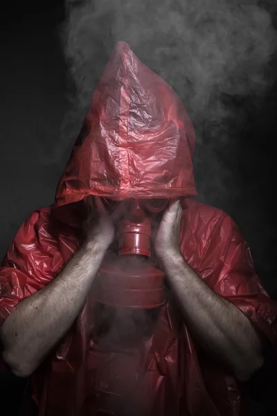 Mann mit roter Gasmaske — Stockfoto