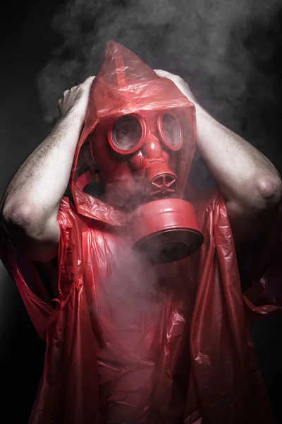 Uomo con maschera antigas rossa — Foto Stock