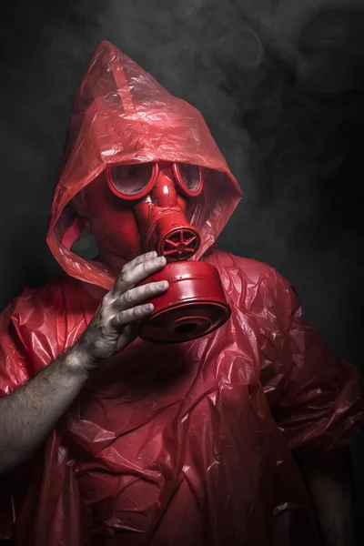 Homem com máscara de gás vermelho — Fotografia de Stock