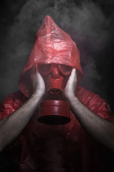 Mann mit roter Gasmaske — Stockfoto