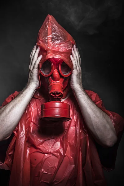 Uomo con maschera antigas rossa — Foto Stock