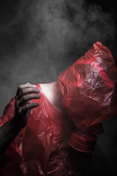 Homme avec masque à gaz rouge — Photo