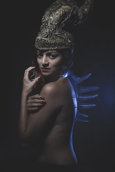 Mujer desnuda en casco abstracto —  Fotos de Stock