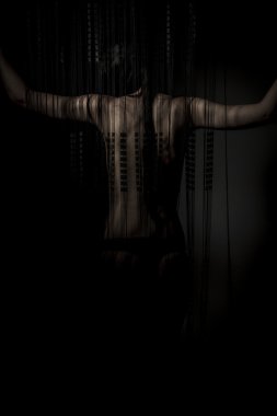 perde arkasındaki esmer kadın