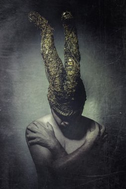 Büyük boynuzlu çıplak adam