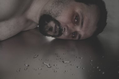 Adam yerde ağlıyor