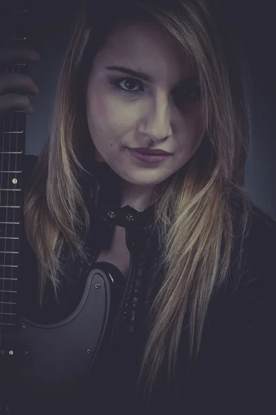 Blond med svart elgitarr — Stockfoto