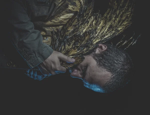 Hombre con barba y traje hecho con alas doradas —  Fotos de Stock