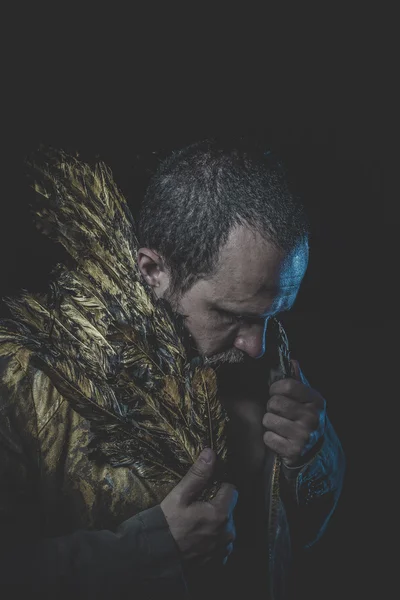 Homme barbe et costume aux ailes dorées — Photo