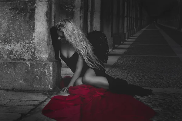 Gevallen engel in jurk met zwarte vleugels — Stockfoto