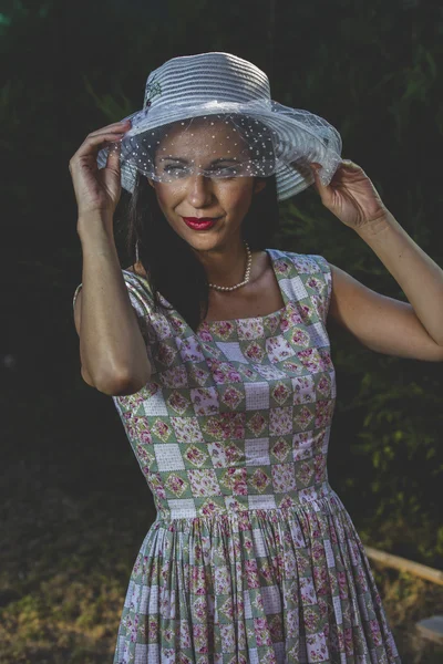 Reife Mädchen bei der Gartenarbeit in ihrem Hinterhof. — Stockfoto