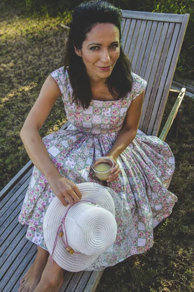 Madura chica jardinería en su patio trasero . — Foto de Stock