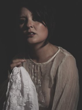 Güzel esmer kadın.