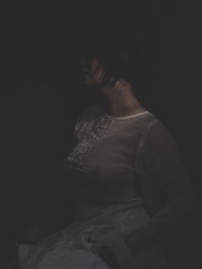 Güzel esmer kadın.