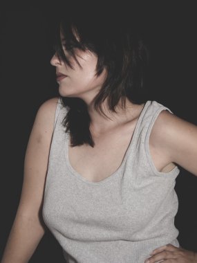 Güzel esmer kadın.