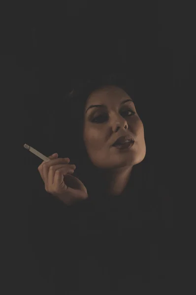 Smyslná brunetka kouření — Stock fotografie