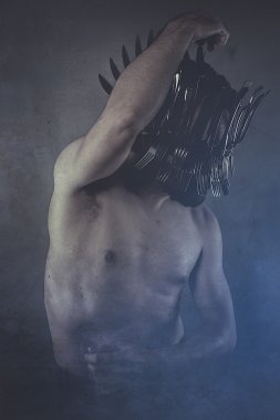 Taç çatal kafama adamla