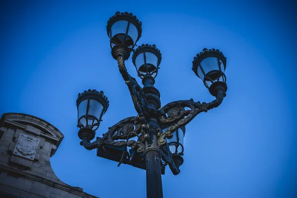 Lampada stradale sulla strada — Foto Stock