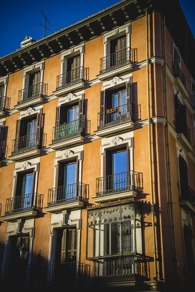 Edificio con balcones clásicos — Foto de Stock