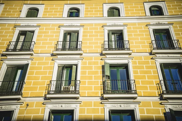 Edificio con balcones clásicos —  Fotos de Stock