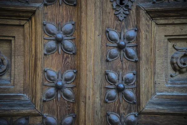 Porta de madeira velha com esculturas — Fotografia de Stock