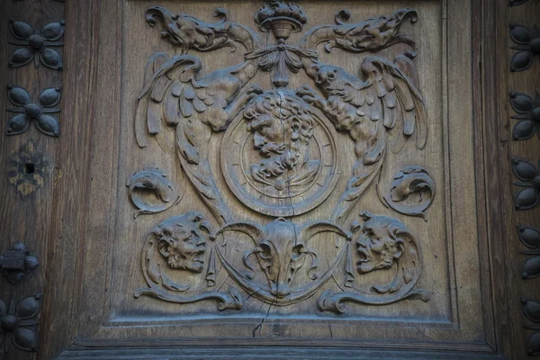 Eski ahşap kapı oymaları ile — Stok fotoğraf