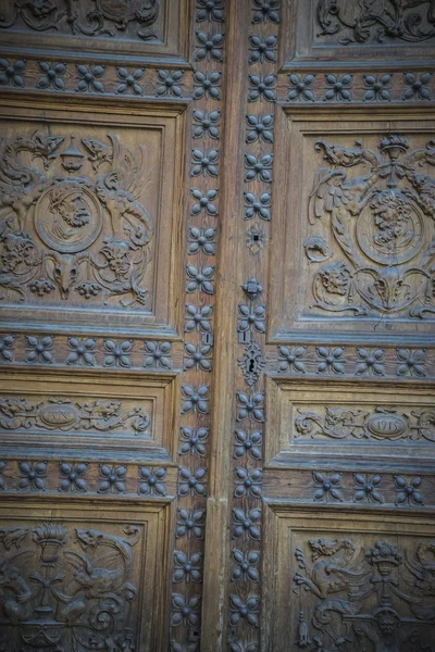eski ahşap kapı oymaları ile