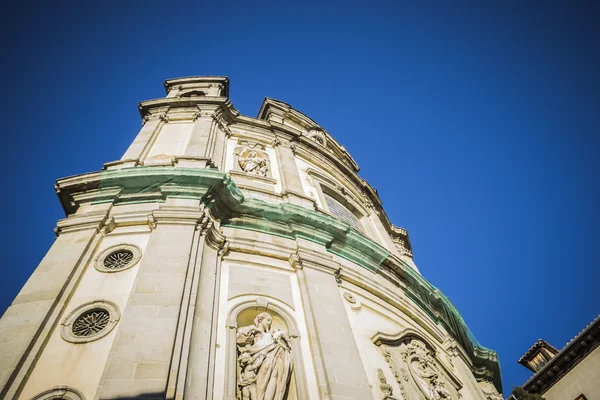 Facade of building with sculptures — Stock Photo, Image