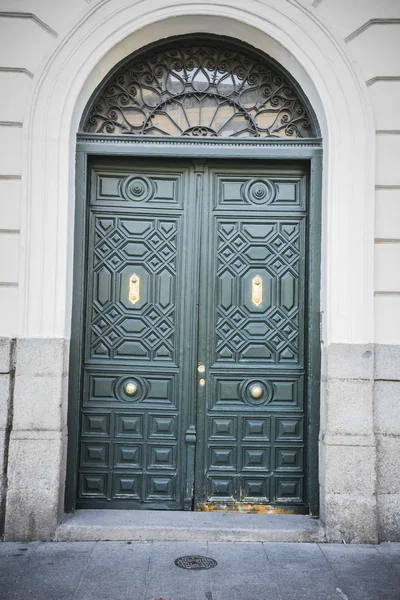 Oude houten deur met houtsnijwerk — Stockfoto