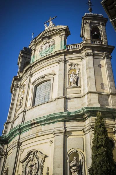 Facade of building with sculptures — Stock Photo, Image