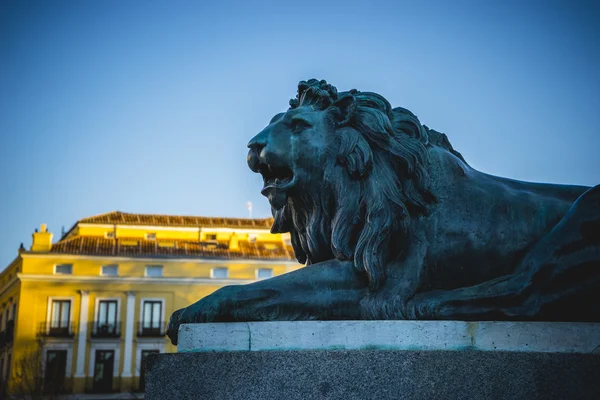 Brons lejon skulptur — Stockfoto