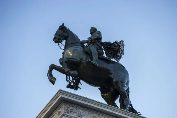 Sculpture of King horseback — Stock Photo, Image