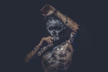 Çıplak adam boya ile kaplı