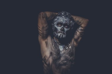 Kaslı çıplak adam boya ile kaplı