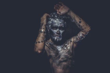 Kaslı çıplak adam boya ile kaplı