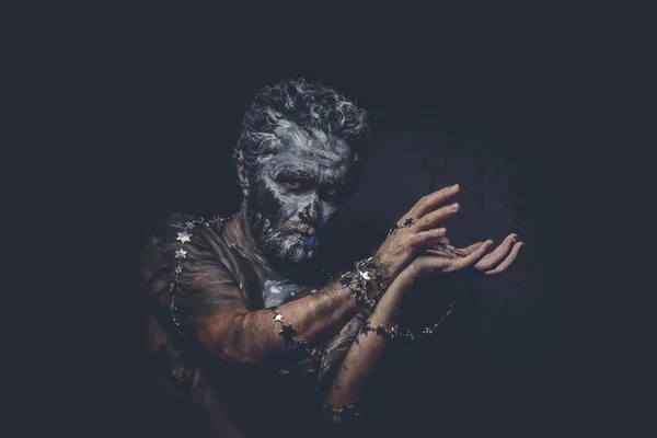 Kabile boya ile çıplak vahşi adam — Stok fotoğraf
