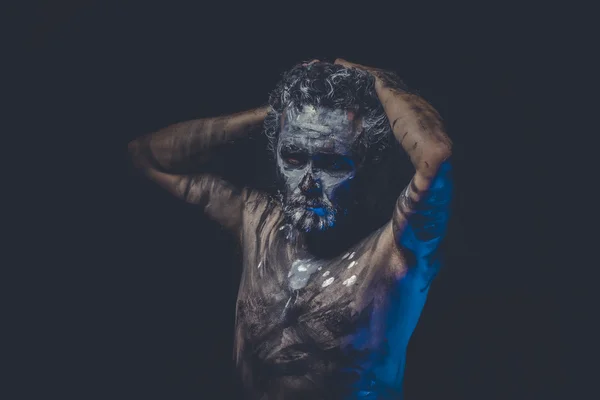 Muscular homem nu coberto com tinta — Fotografia de Stock